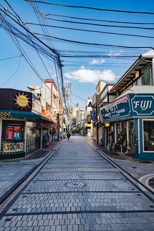 昼の横須賀どぶ板通りの街並み。店舗外観ではありません。